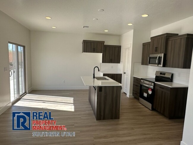 Building Photo - Townhome in South Desert