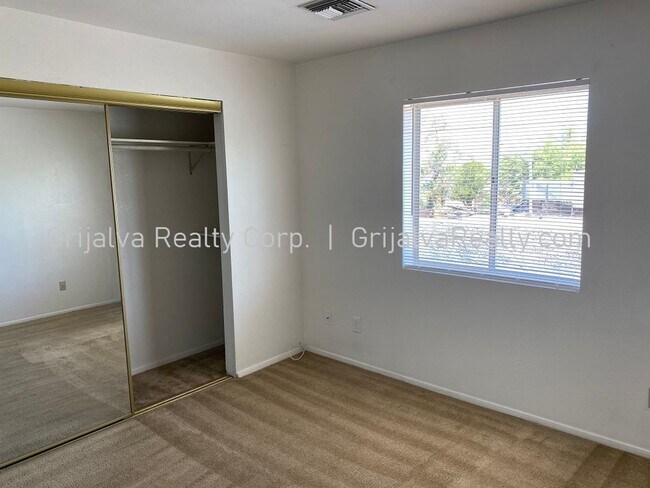 Building Photo - 1010 E Elm St