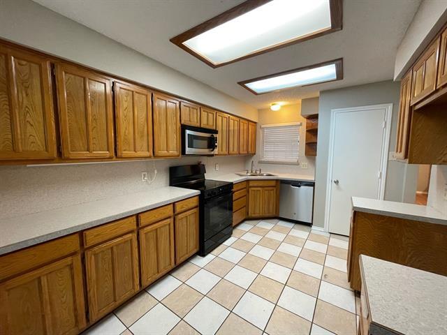 Building Photo - 6109 Kingswood Dr