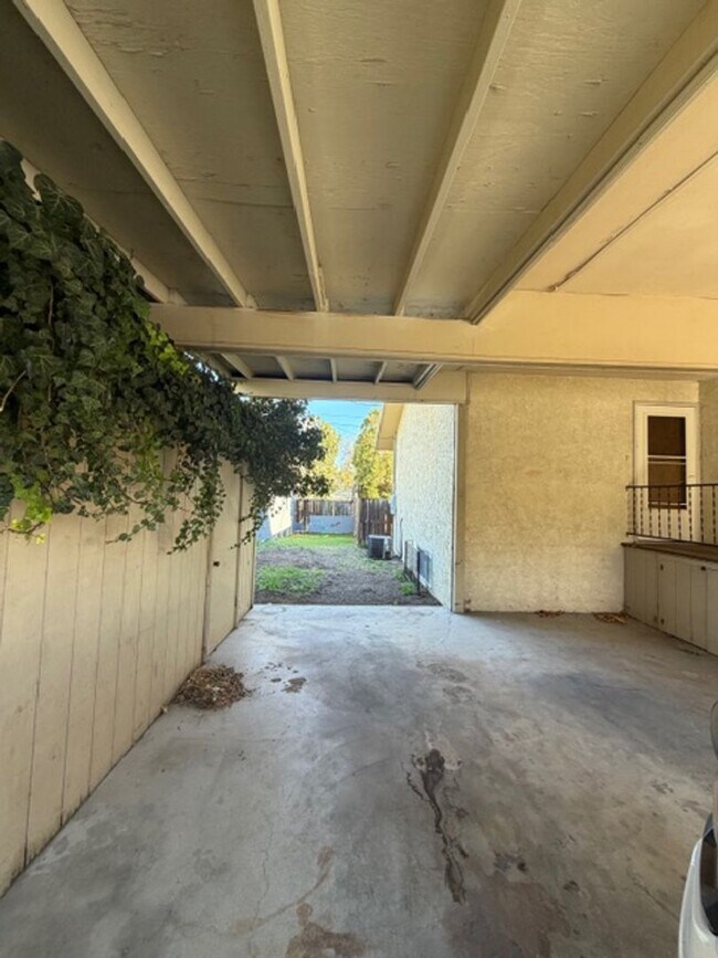 Building Photo - Clean and Comfortable 3 Bedroom, 2 Bathroom Townhouse