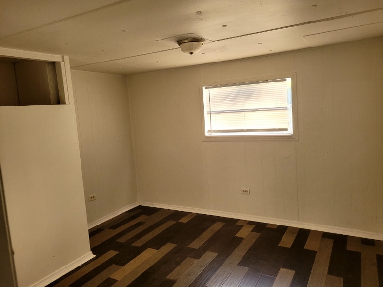 Building Photo - 205-437 Holt Ave