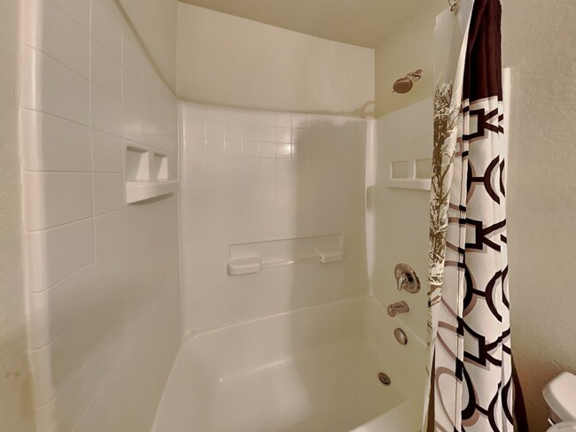 Building Photo - Beautiful Brick 2 story home MOVE IN READY!