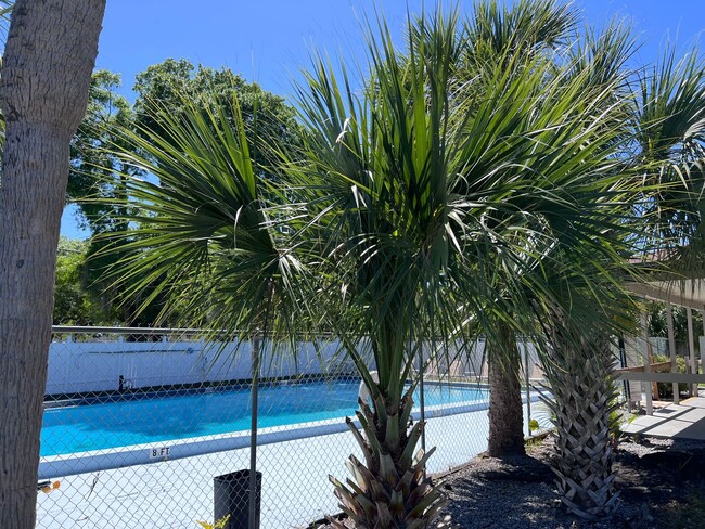 Building Photo - 2 Story Condo. Lovely 2 bed/1.5 bath condo