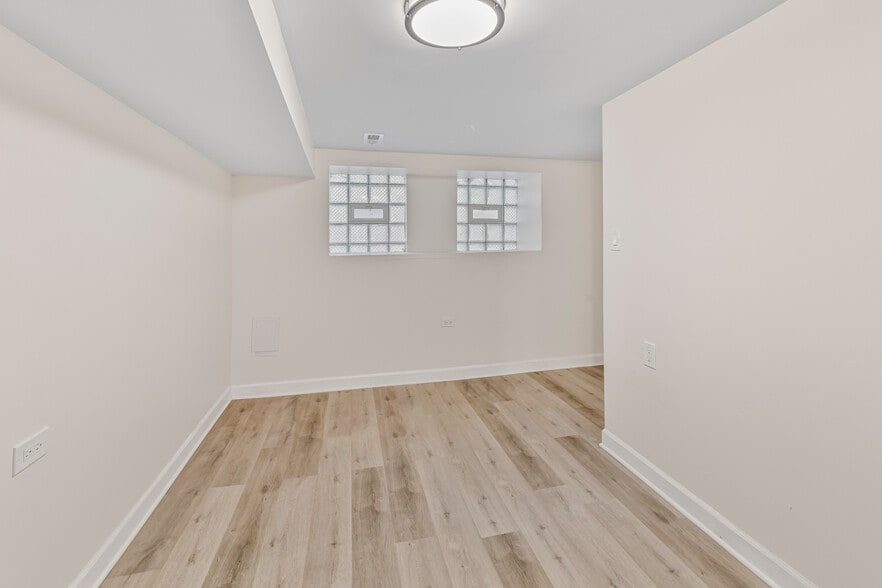 Building Photo - 1346 N Maplewood Ave