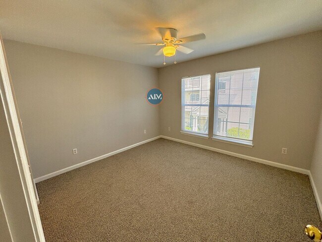 Building Photo - Modern 3-Bed Condo: Lovely Appliances, LVP...