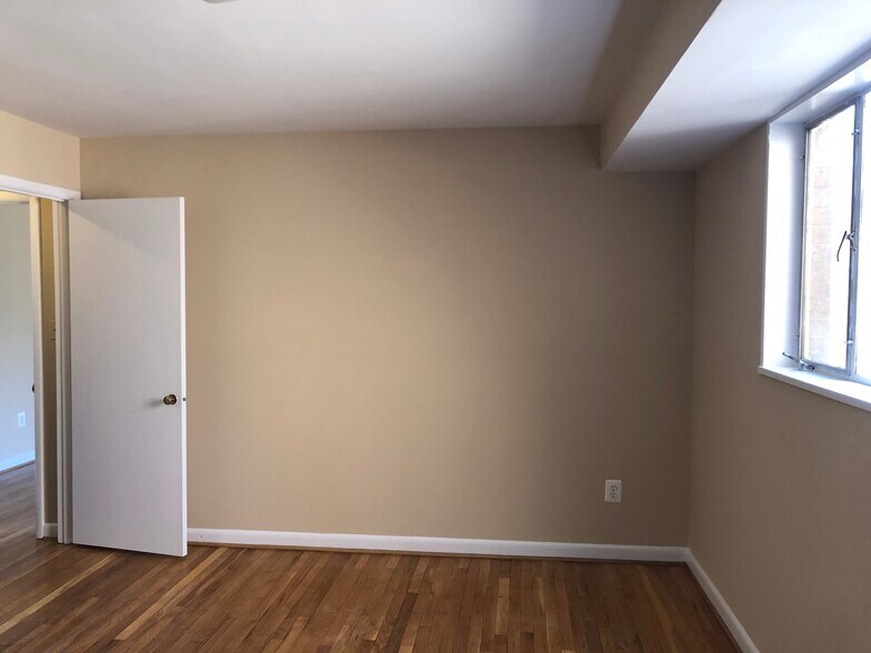 bedroom - 10500 Montrose Ave