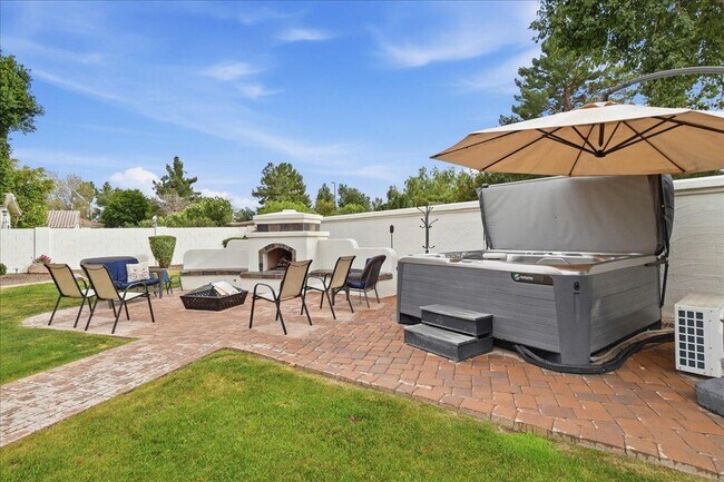 Building Photo - 1909 E Coral Tree Dr