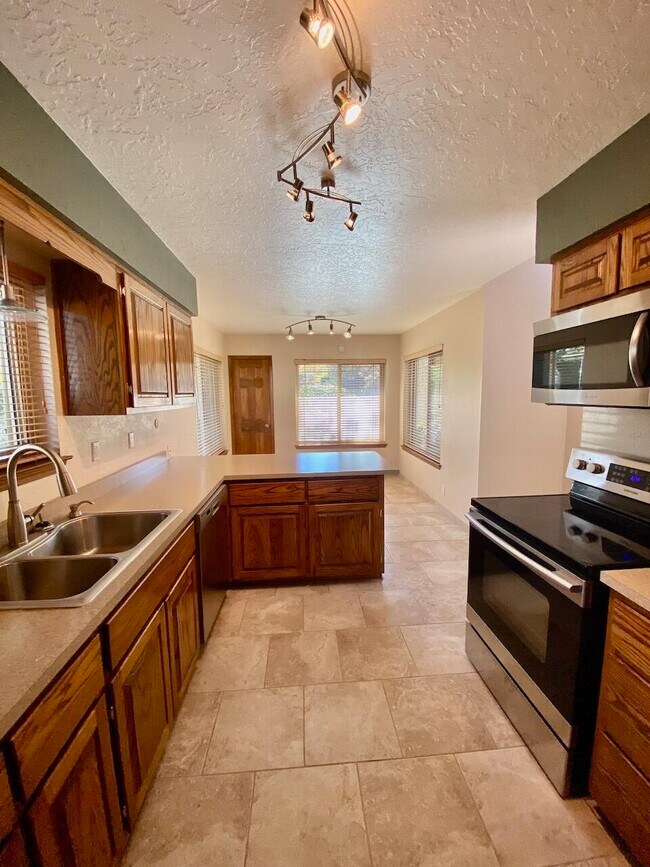 Building Photo - 9747 Village Green Dr NE