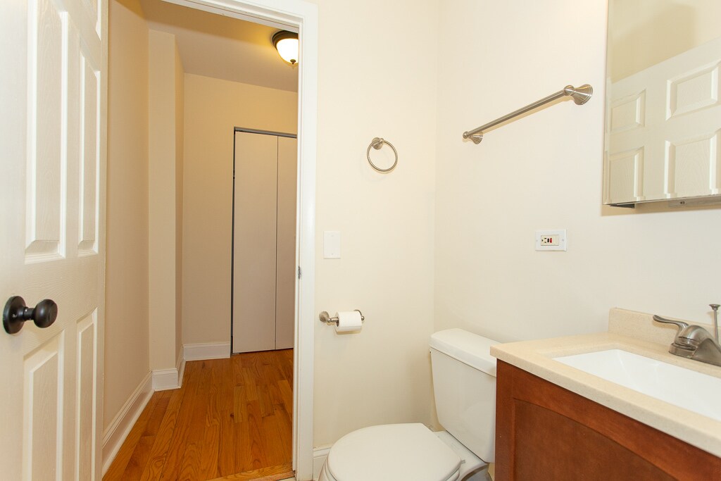 Building Photo - 4735 N Hermitage Ave