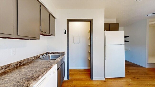 Building Photo - 725 Peppertree Dr