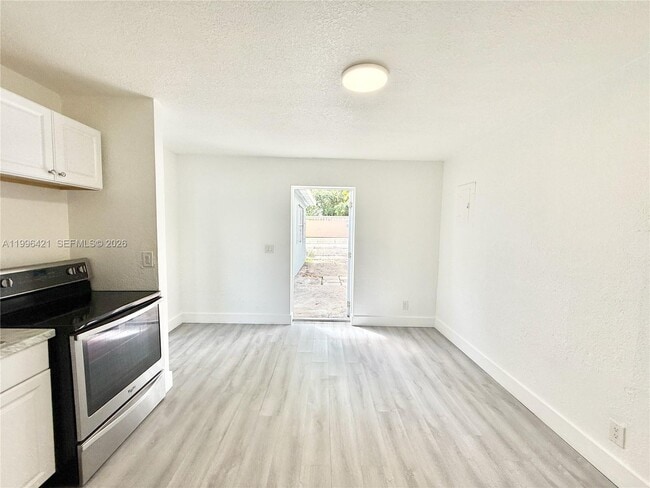 Building Photo - 5903 SW 26th Terrace