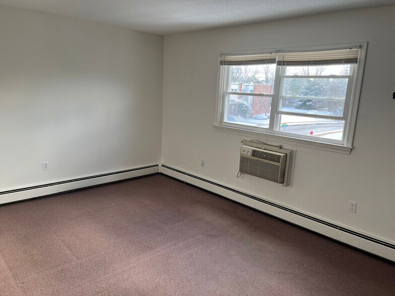 Building Photo - 2 Thompson Rd