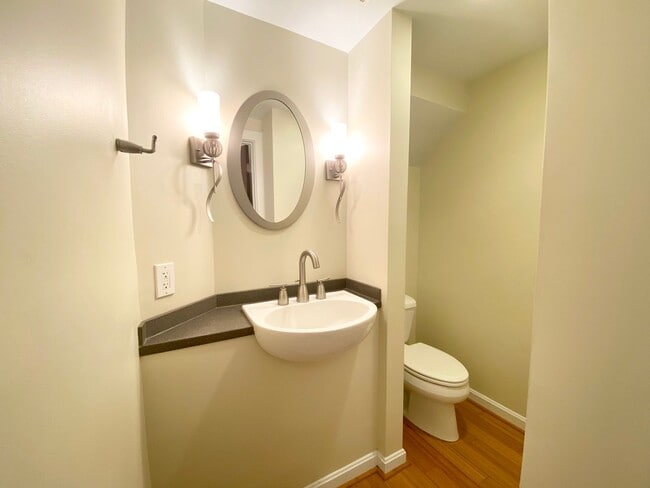 Building Photo - 4 Bedroom/3.5 Bath. UC Rental Located on J...