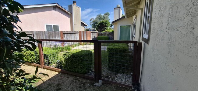 Building Photo - 1121 Swallow Ln