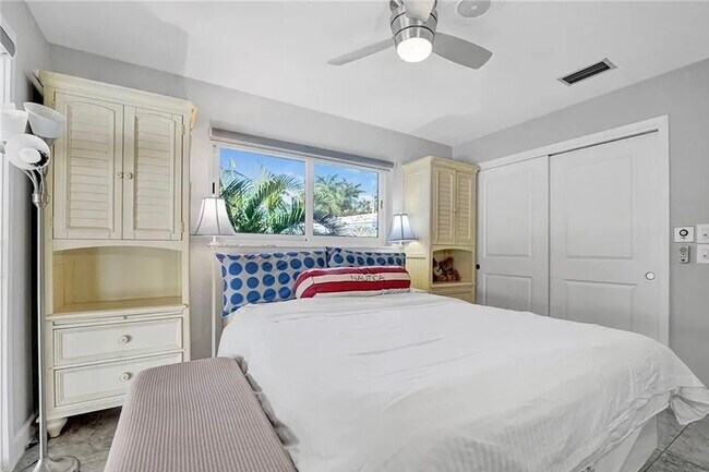 Building Photo - 2830 NE 55th St