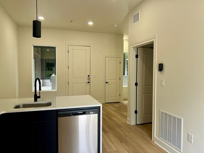 Building Photo - The Court At Overton