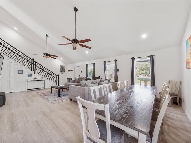 Building Photo - 8007 Beluche Dr