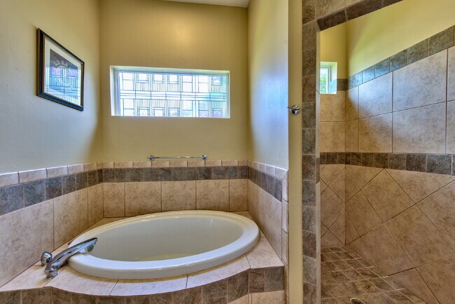 Building Photo - Queens Park - Pool home with a separate ca...
