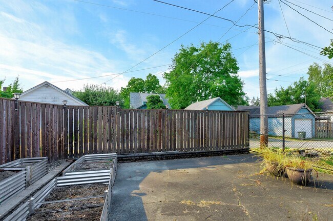 Building Photo - North End Tacoma Three Bed Craftsman