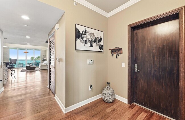 Building Photo - 2650 Lake Shore Dr