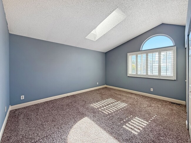 Building Photo - $0 DEPOSIT OPTION. CHARMING TWO-STORY TOWN...