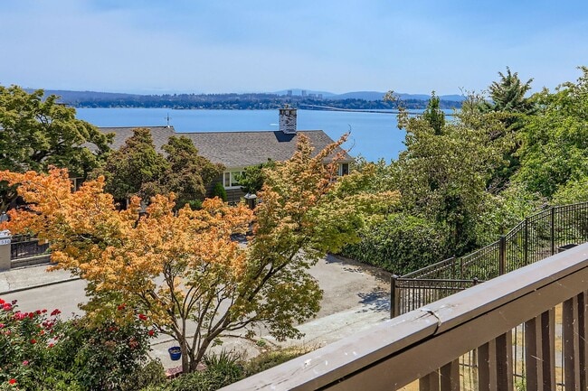 Primary Photo - Laurelhurst View Home