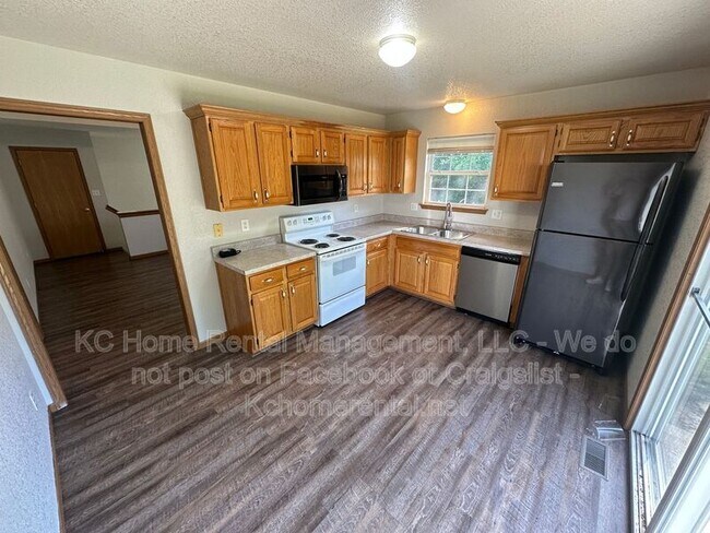 Building Photo - 709 SE Drew Ct