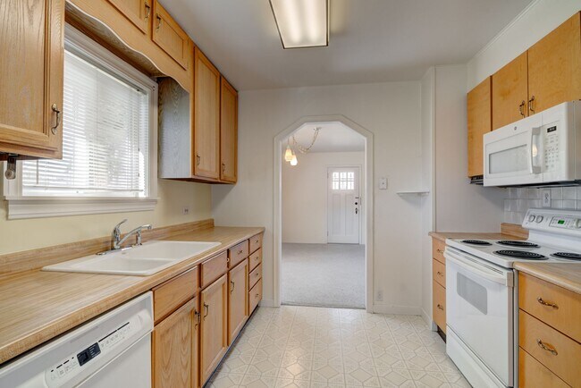 Building Photo - Charming Historic Rental Just Blocks from ...