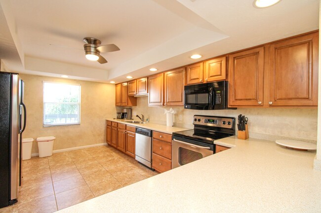 Building Photo - ** 2/2 CHARMING FURNISHED CONDO AT THE ISL...