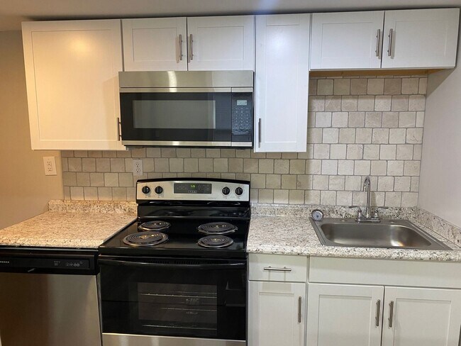 Building Photo - Freshly Renovated 2BR Duplex in the Heart of Portsmouth!