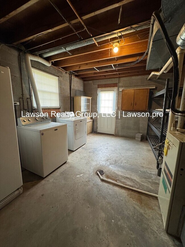 Building Photo - Beautiful Salem split level near the VA hospital