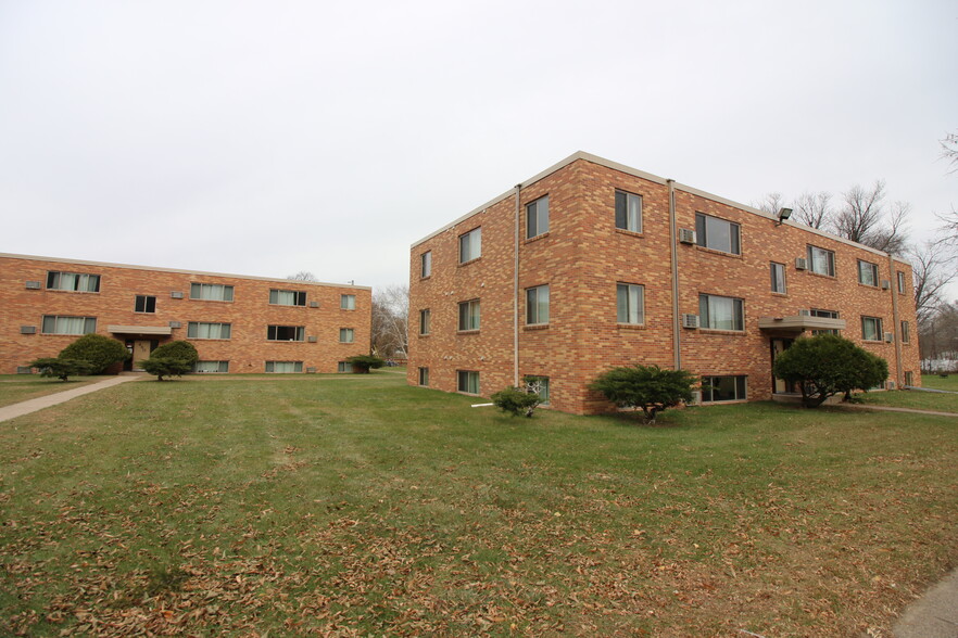 Primary Photo - Lakeview Manor Apartments