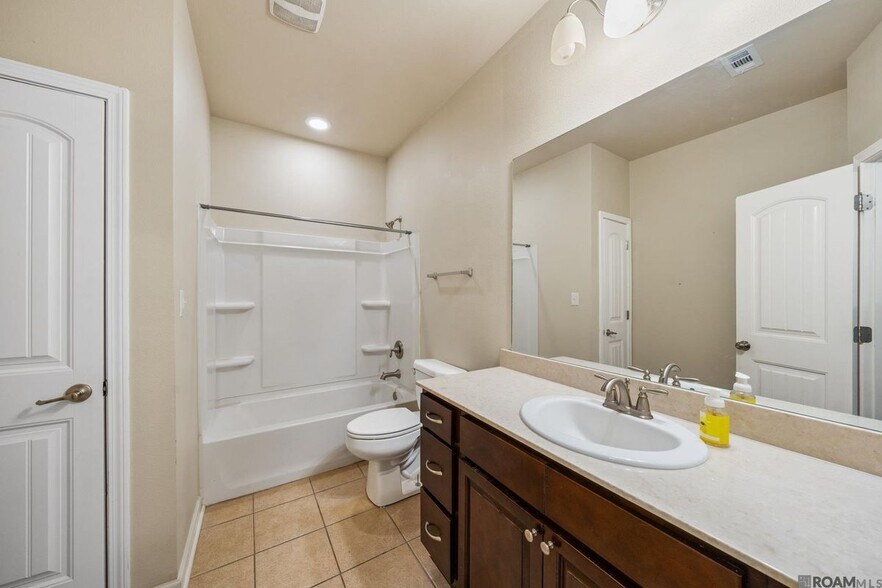 Building Photo - 13440 Larch Ct