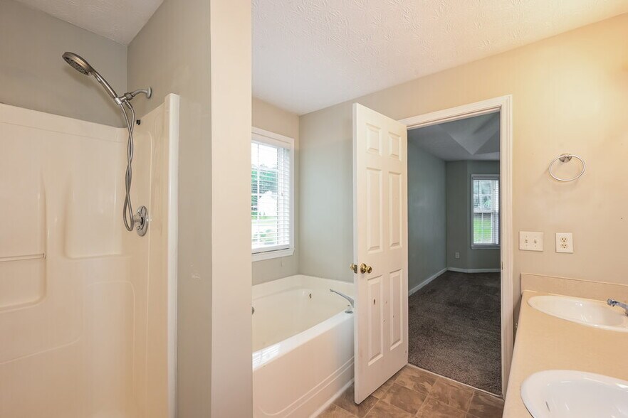 Building Photo - 577 Paradise Cir