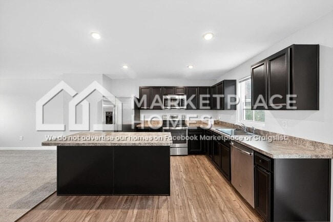 Building Photo - 807 Sun Vly Wy