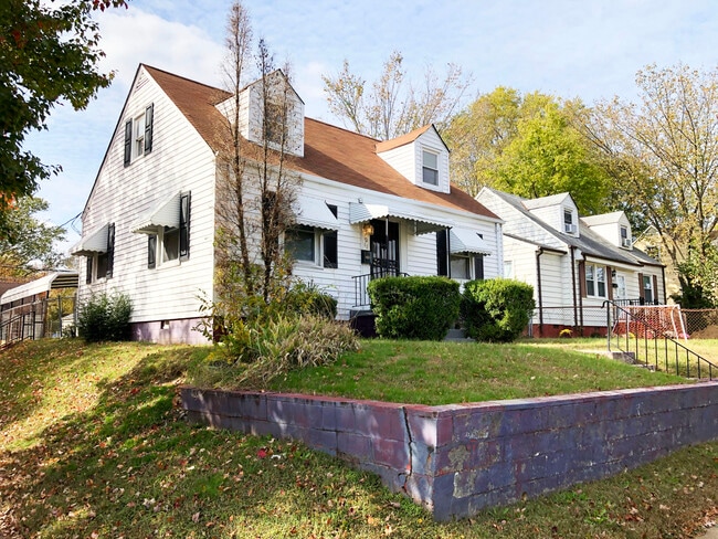 Building Photo - 1011 E 16th St