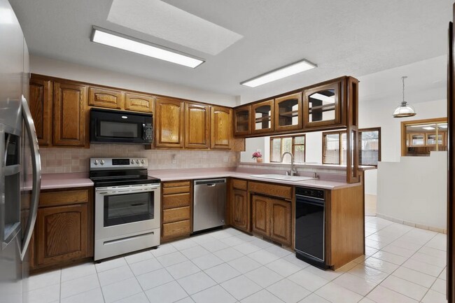 Building Photo - Adorable Townhome, 2 Master Bedroom Suites to Patio Living