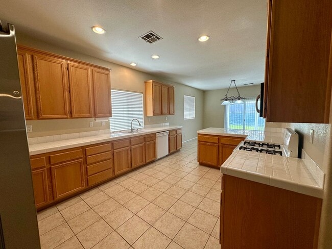 Building Photo - Large 3 bedroom home with loft and large b...