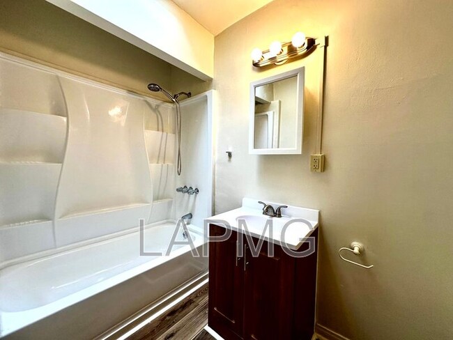 Building Photo - 612-614 N Poinsettia Pl