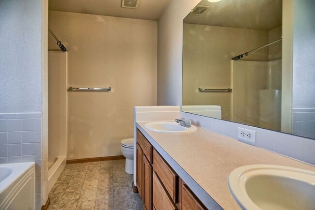 Building Photo - Charming 3 Bedroom Across from Playground & Large Fenced Yard