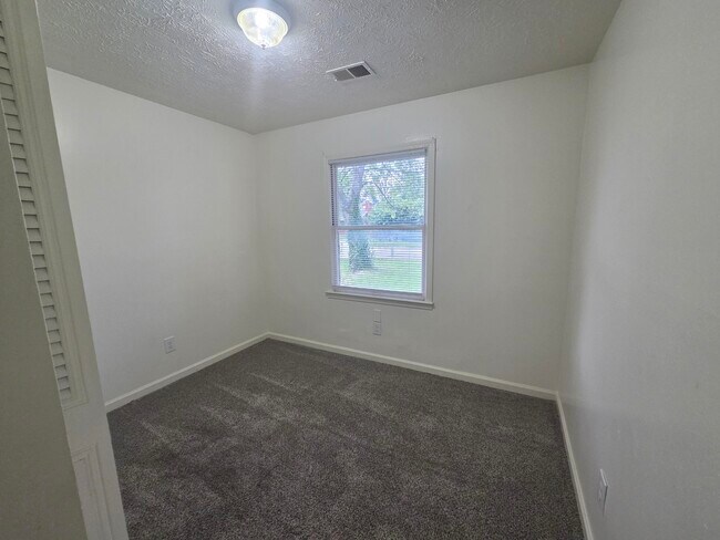 Building Photo - 3777 Red River Dr