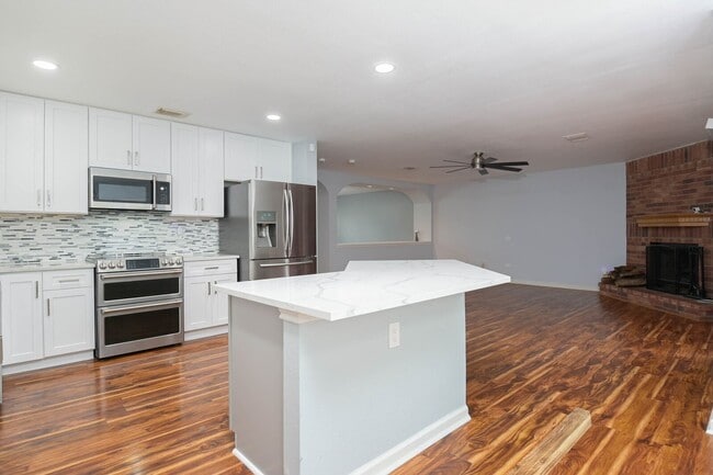 Building Photo - Beautiful 4/3.5 Home Available for Immedia...