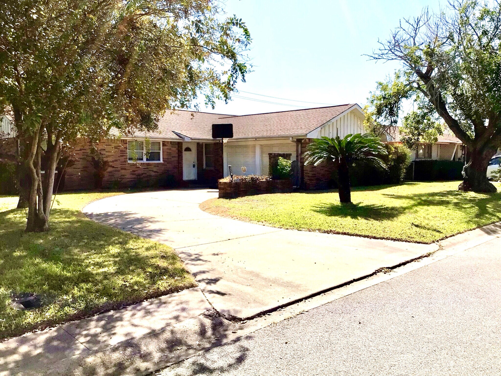 Building Photo - 6609 Golf Crest Dr