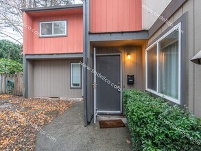 Building Photo - Charming Townhouse Style Home in Multnomah...