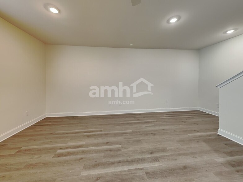 Building Photo - 890 Jubilation St