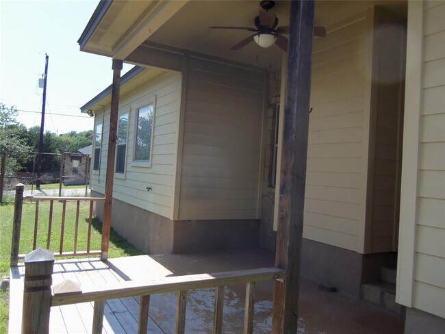 Building Photo - 10611 Lake Beach Dr