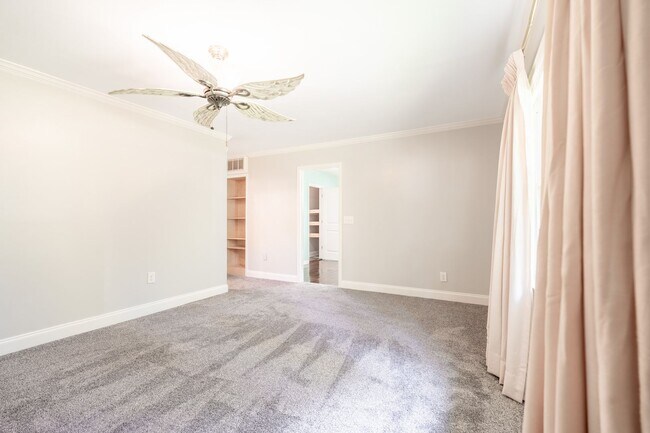 Building Photo - 607 3rd St Ext