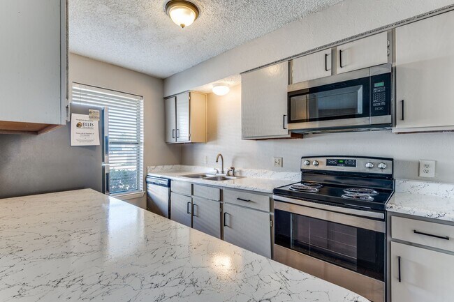 Building Photo - Charming 2-Bedroom Townhome in North Irving with Spacious 2-Car Garage