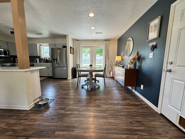 Building Photo - Newly remodeled Eastside home