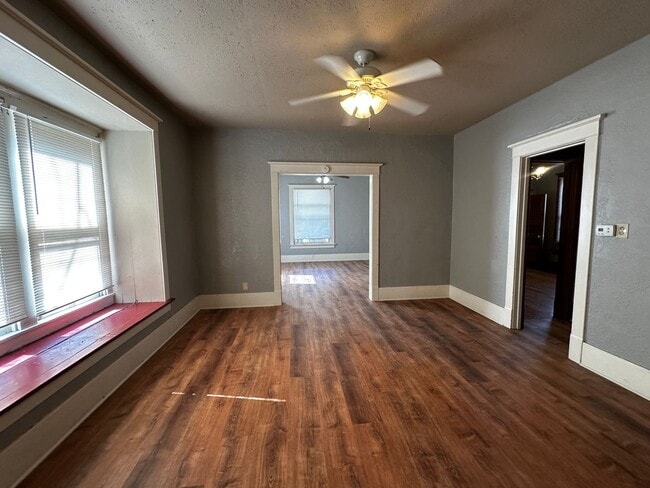 Building Photo - Beautiful 5 Bedroom, 2 Bath in Prime Location Near Campus